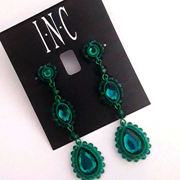 Gorgeous Emerald Green Teardrop Dangle Earrings - Picture 8 of 9